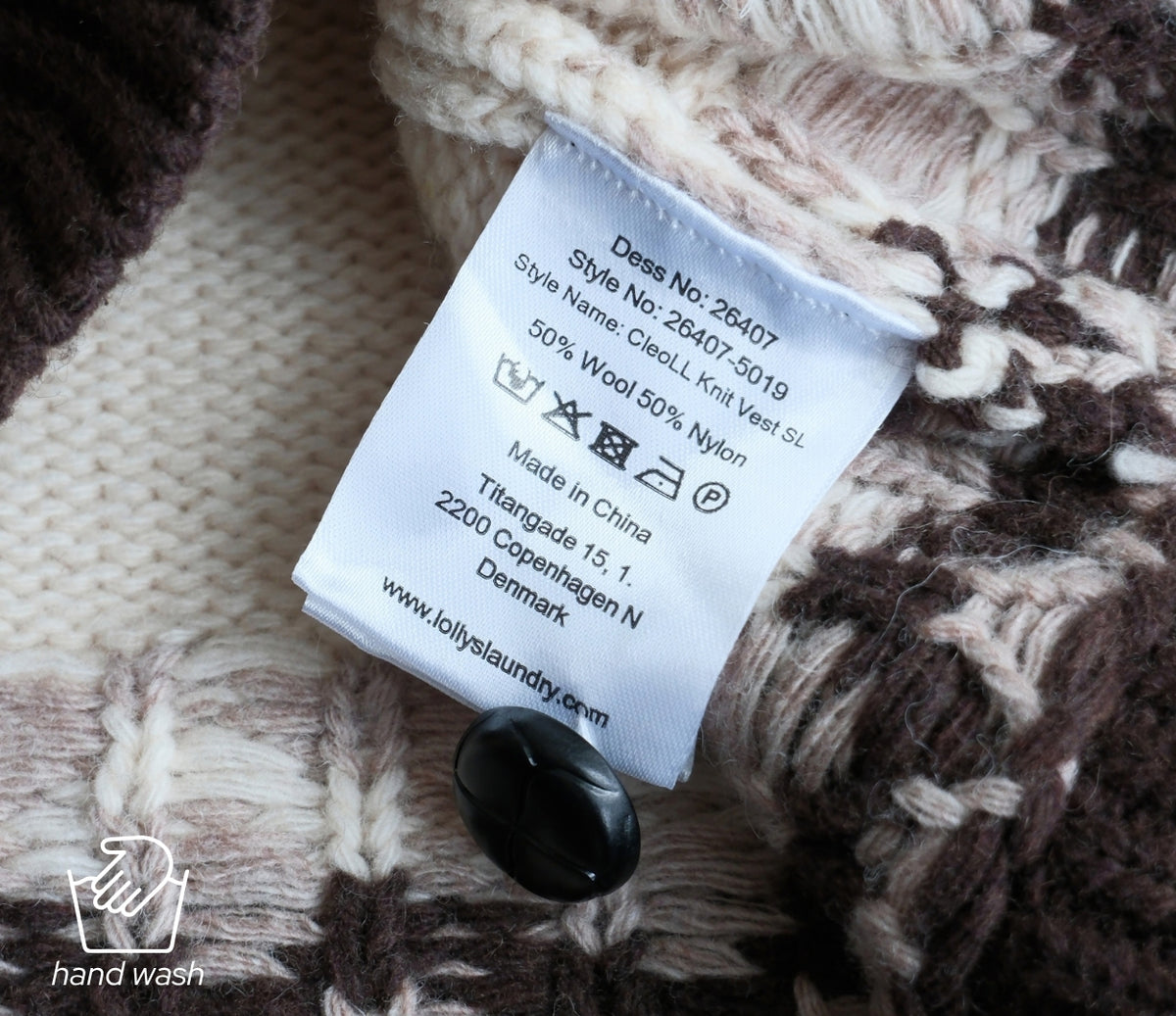 Bild eines Pflegeetiketts in einem Strickpullover.