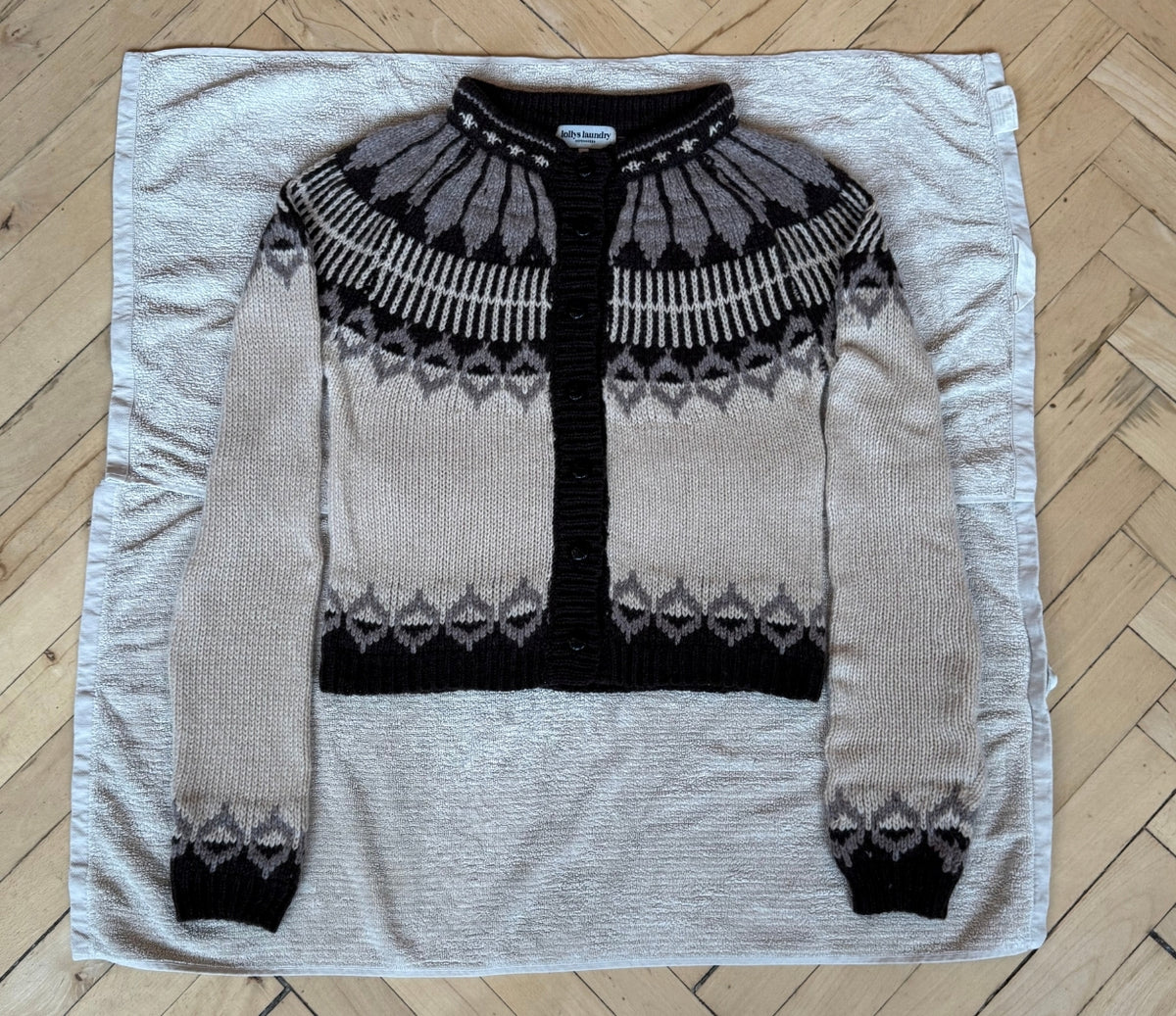 Strickpullover, der gerade trocknet.