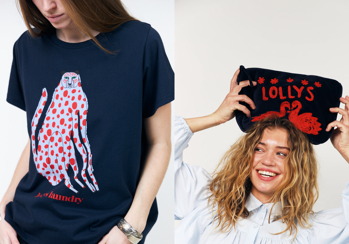 Zwei Frauen präsentieren farbenfrohe Accessoires. Eine trägt ein dunkelblaues T-Shirt mit einem weißen Leopardenmotiv und roten Punkten, während die andere eine dunkelblaue Kosmetiktasche mit roter Schwanenstickerei über dem Kopf hält.