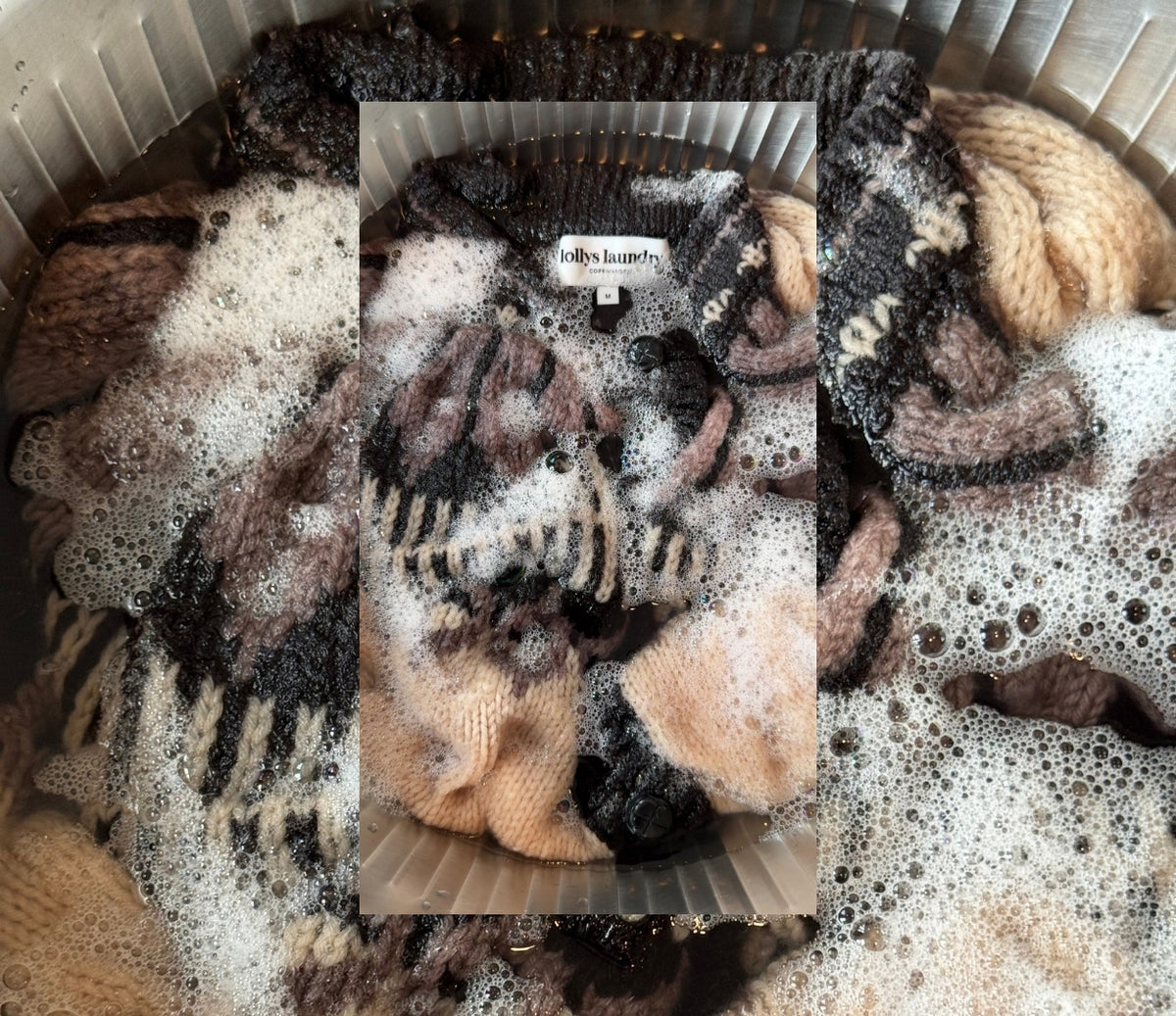 Bild eines Strickpullovers in einer Schüssel mit Wasser und Waschmittel.