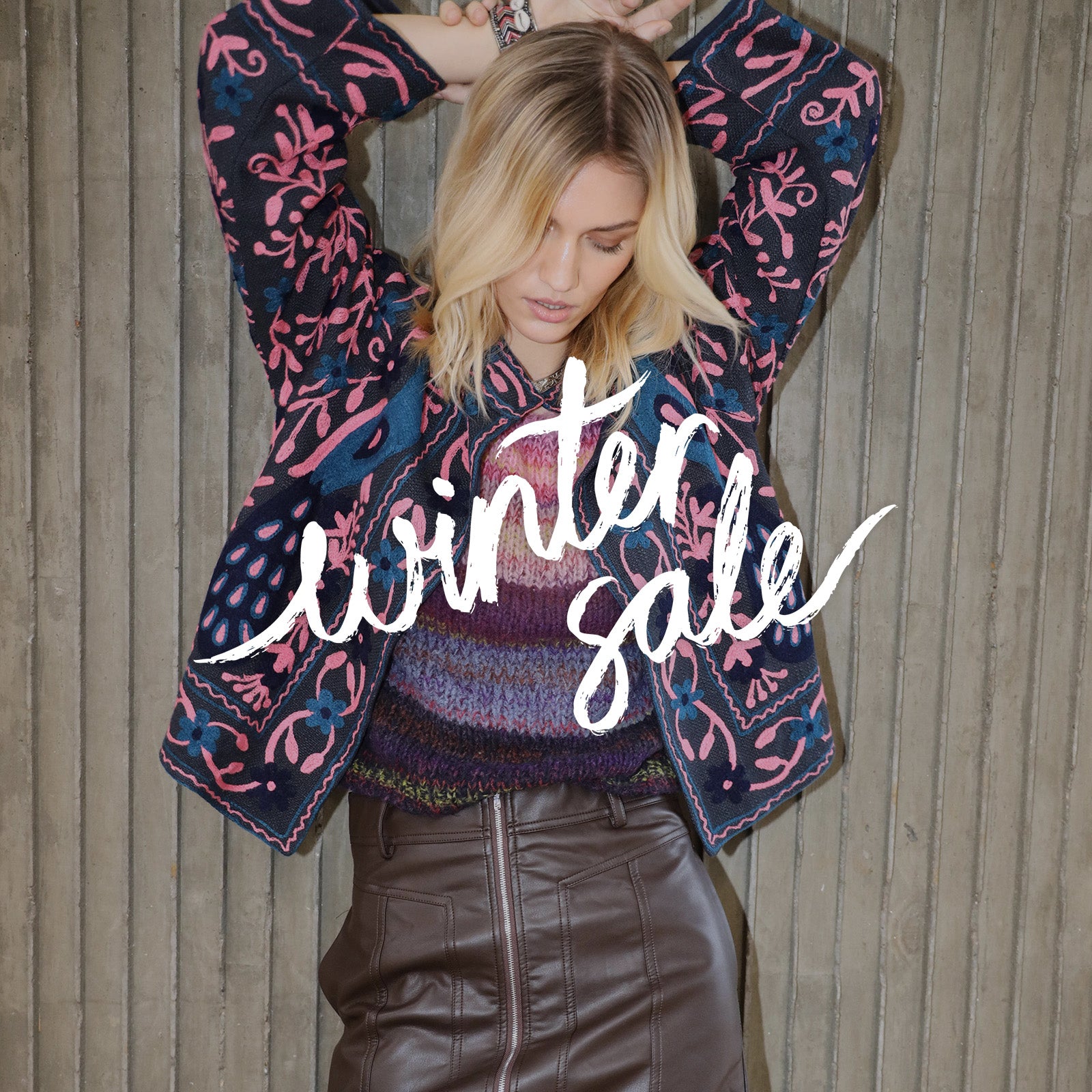 Model trägt eine farbenfrohe gesteppte Jacke kombiniert mit Strick und braunem Rock aus dem Winter Sale