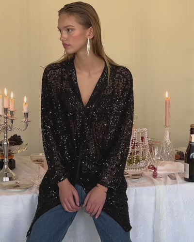 Video der Pre-Spring Party 2026 Kollektion von Lollys Laundry mit glitzernden Party-Outfits, dunkelblauem Oberteil, schwarzen Pailletten und farbenfroher Blumenbluse.